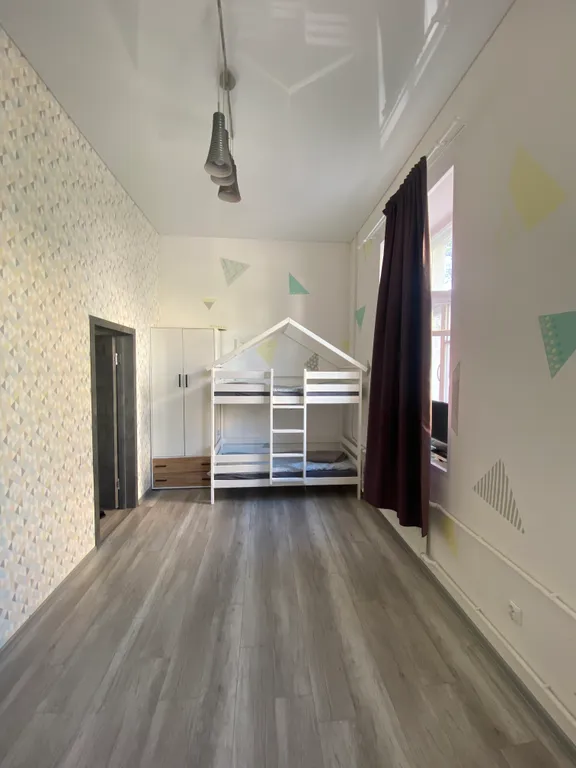 Квартира двухкомнатная на улице Выборгской, 70 м² — спальня, фото 2