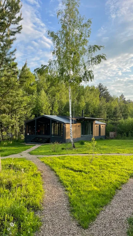 Уютный домик с горячей купелью, в окружении соснового леса