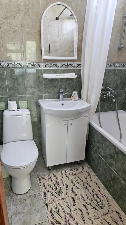 Квартира трёхкомнатная на улице Интернациональной, 58 м², Евпатория — ванная комната