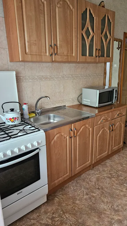 Квартира трёхкомнатная на улице Интернациональной, 58 м², Евпатория — кухня