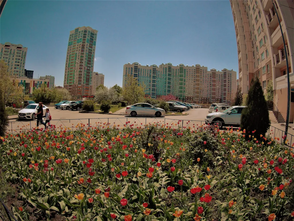 Квартира двухкомнатная на улице Жданова, 54 м², Ростов-на-Дону — двор, фото 2
