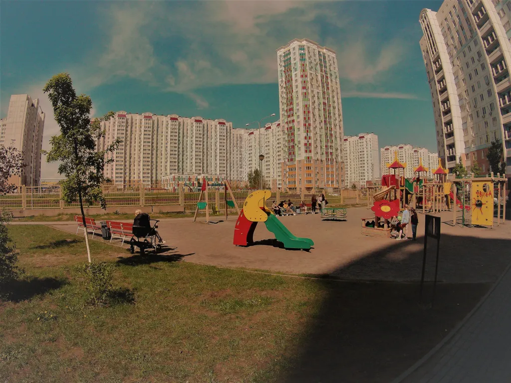 Квартира двухкомнатная на улице Жданова, 54 м², Ростов-на-Дону — двор, фото 3