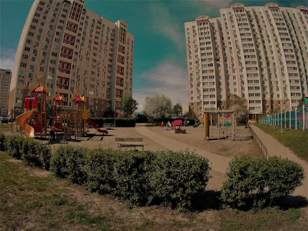 Квартира двухкомнатная на улице Жданова, 54 м², Ростов-на-Дону — двор