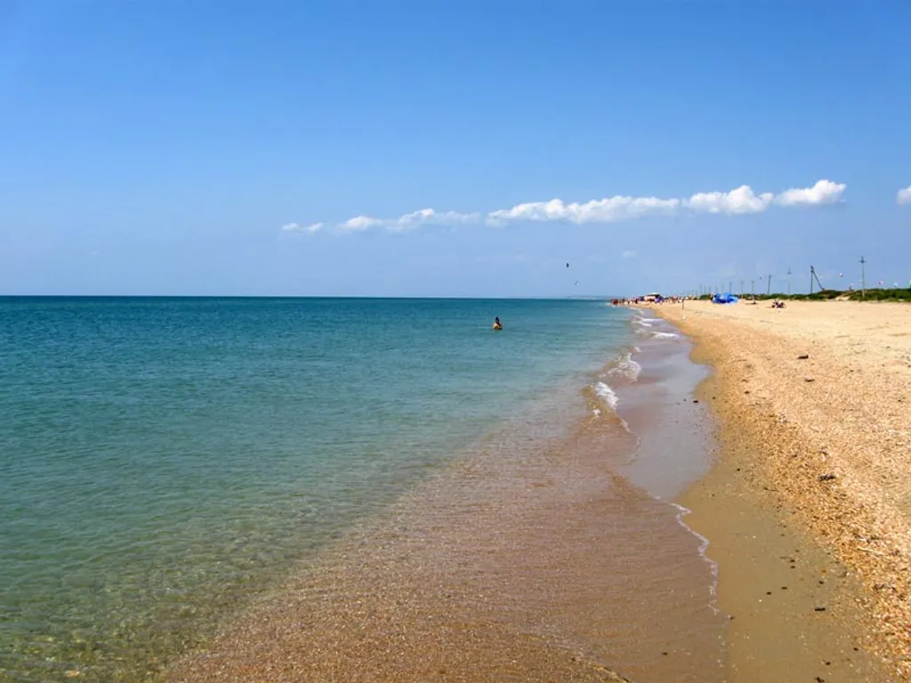Дом на берегу моря с комнатами — общий вид