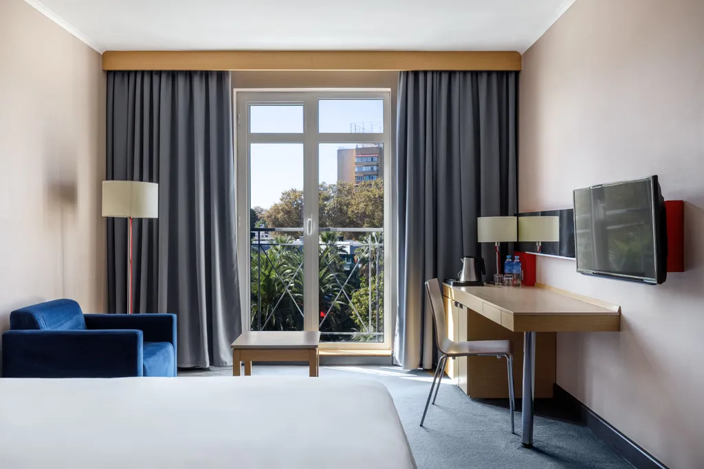 Двухместный номер с 1 кроватью Полулюкс — Cosmos Sochi Hotel, фото 2 из 5