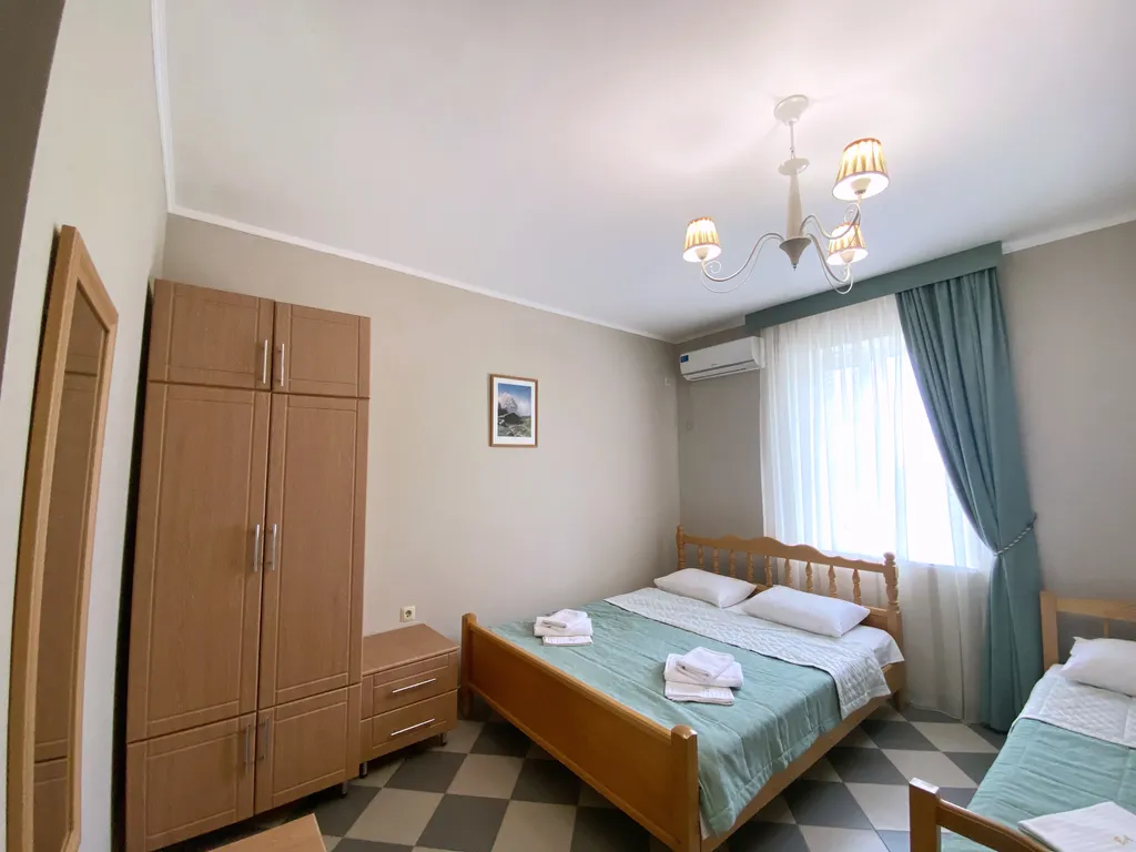 Трёхместный номер улучшенный — Домик у Реки, фото 1 из 4