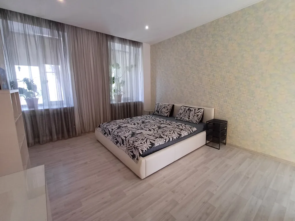 Квартира двухкомнатная в Самарском, 80 м², Самара — спальня, фото 2