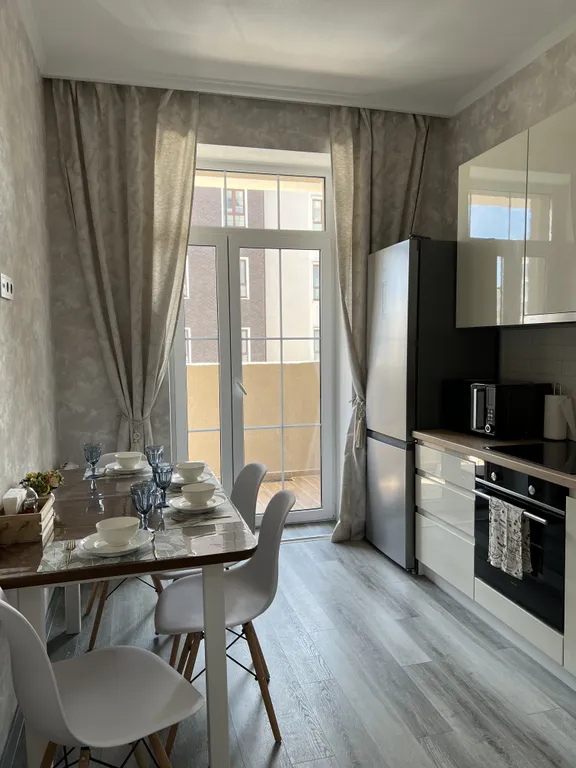 Квартира двухкомнатная на улице Гагарина, 66 м², Зеленоградск — кухня, фото 3