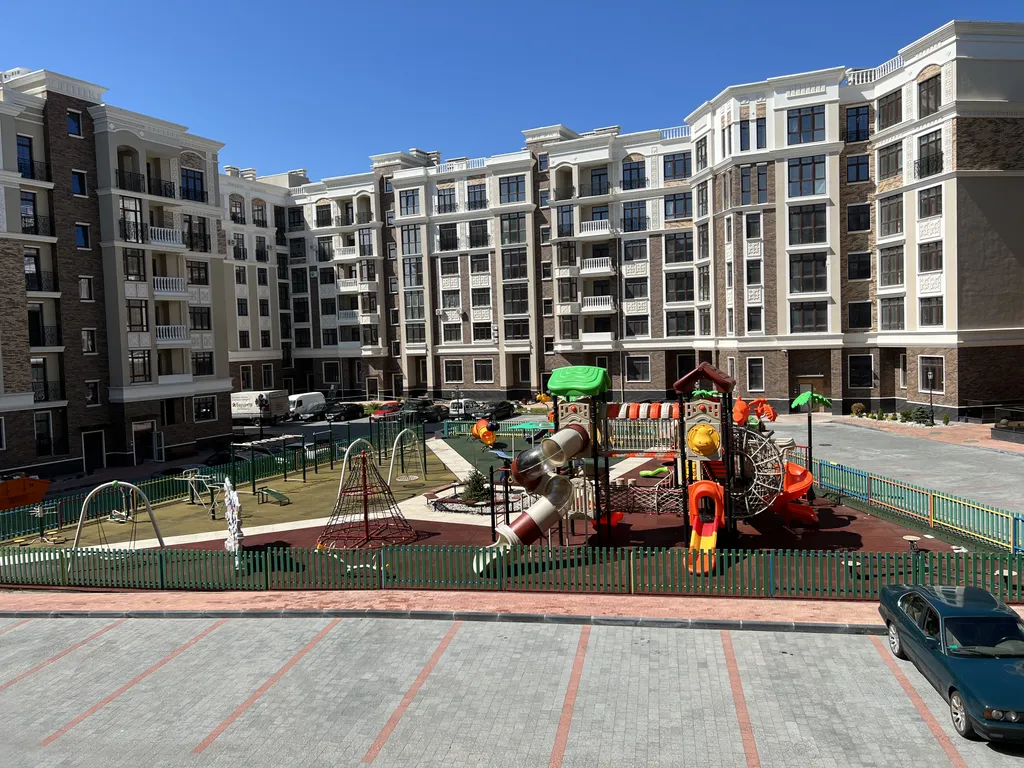 Квартира двухкомнатная на улице Гагарина, 66 м², Зеленоградск — двор, фото 2