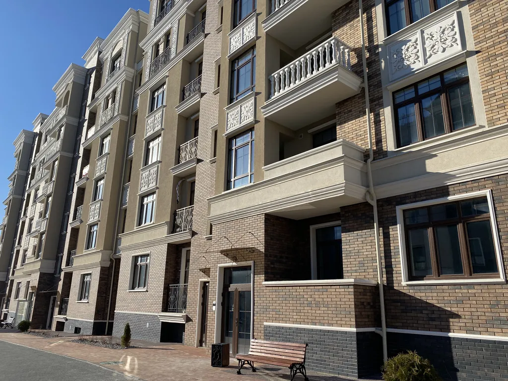 Квартира двухкомнатная на улице Гагарина, 66 м², Зеленоградск — двор, фото 3