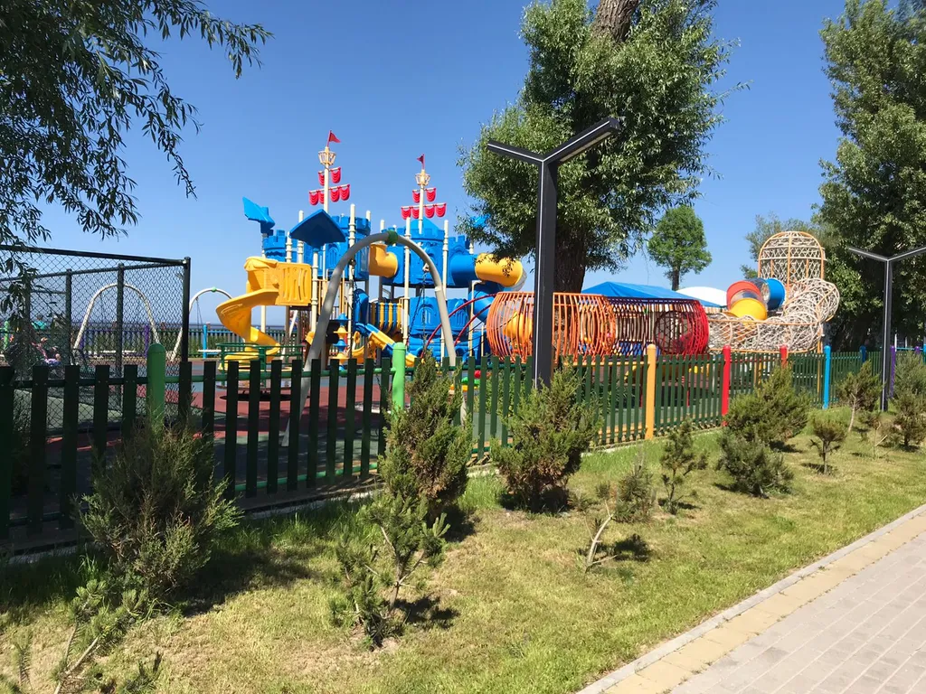 Квартира двухкомнатная на улице Гагарина, 66 м², Зеленоградск — двор, фото 4
