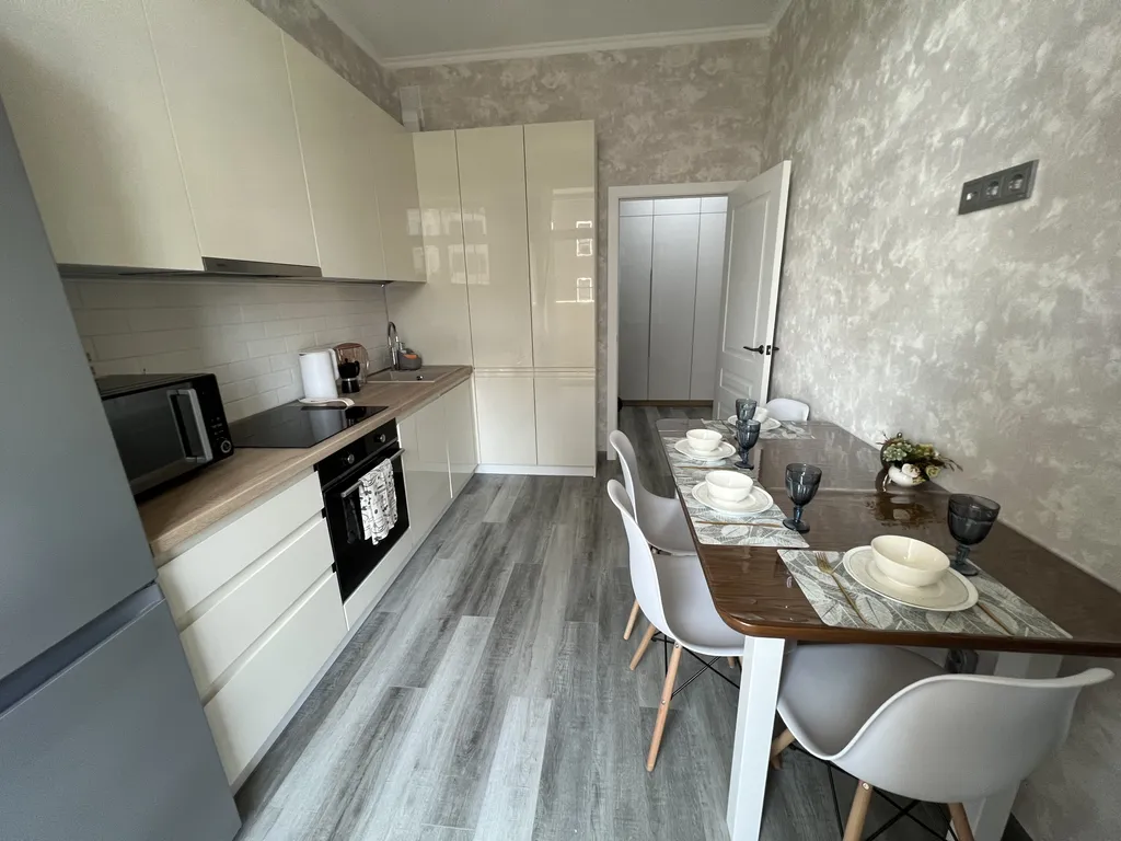 Квартира двухкомнатная на улице Гагарина, 66 м², Зеленоградск — кухня
