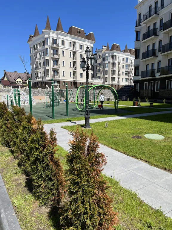 Квартира двухкомнатная на улице Гагарина, 66 м², Зеленоградск — двор, фото 5