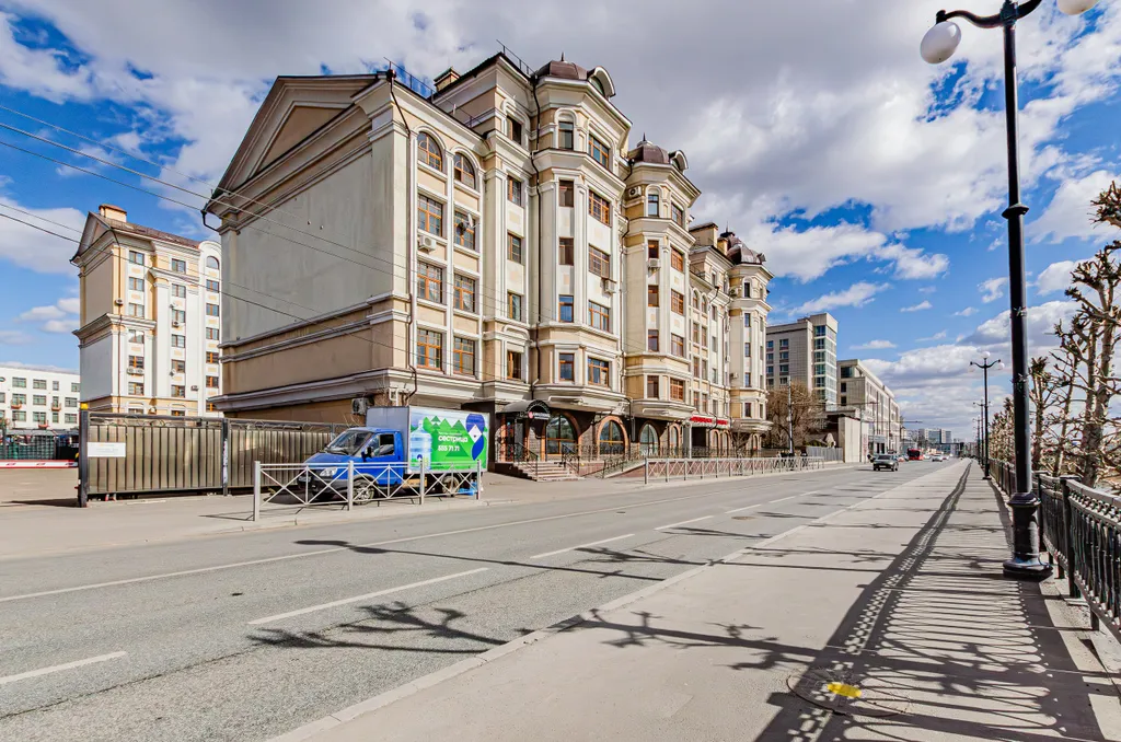 Квартира трёхкомнатная у Площади Габдуллы Тукая, в Вахитовском, 106 м², Казань — двор