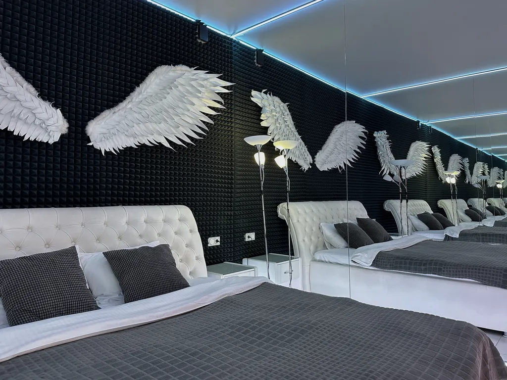 Двухместный с 1 кроватью Зеркальный с джакузи и балконом