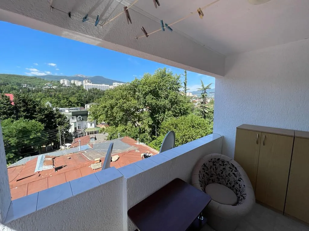 Квартира 4-местный на улице Энгельсе, 56 м², Алушта — вид из окна, фото 2