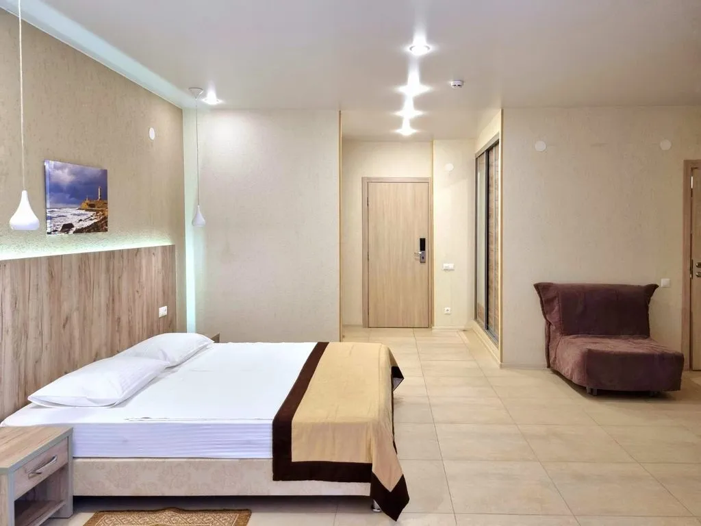 Трёхместный номер полулюкс Junior suite с лоджией — общий вид