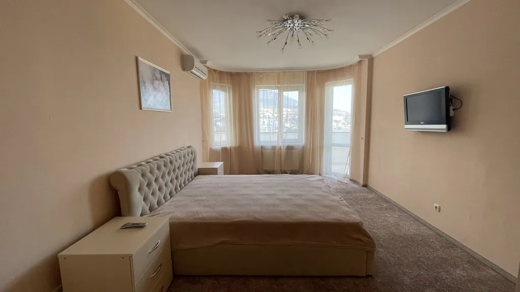 Квартира трёхкомнатная на улице Таврической, 120 м², Ялта — фото 14