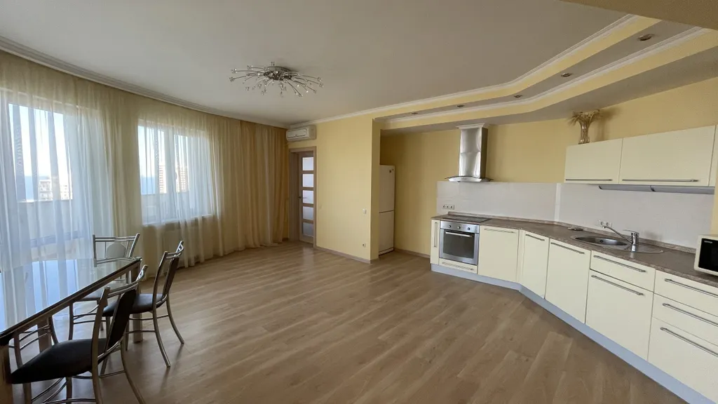 Квартира трёхкомнатная на улице Таврической, 120 м², Ялта — фото 15