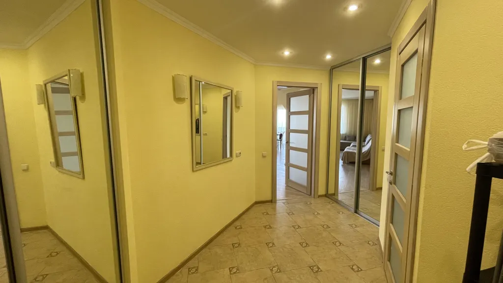 Квартира трёхкомнатная на улице Таврической, 120 м², Ялта — фото 16
