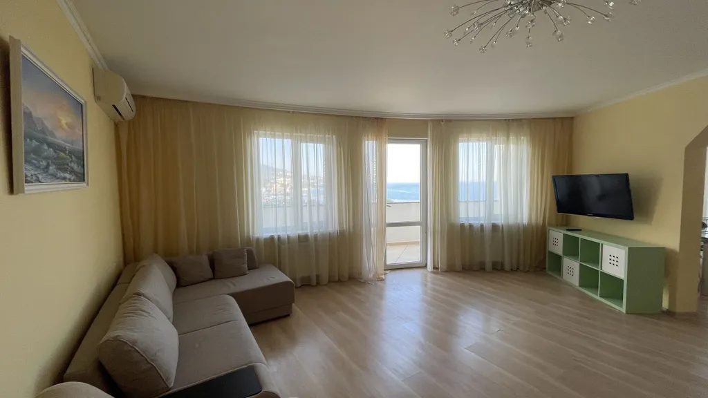 Квартира трёхкомнатная на улице Таврической, 120 м², Ялта — фото 17