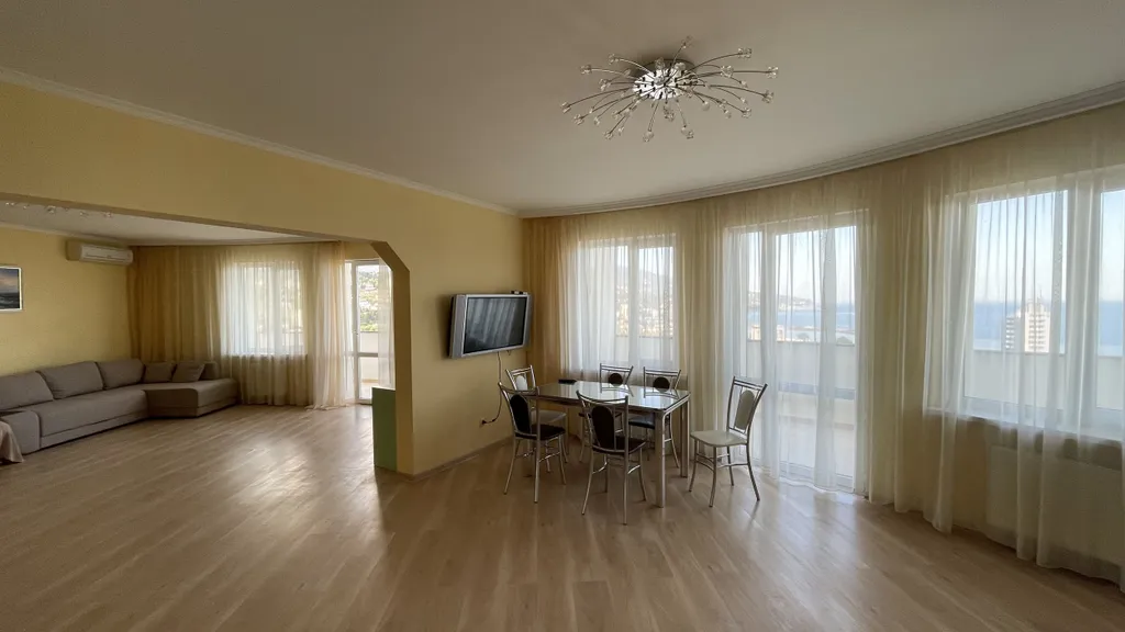 Квартира трёхкомнатная на улице Таврической, 120 м², Ялта — фото 18