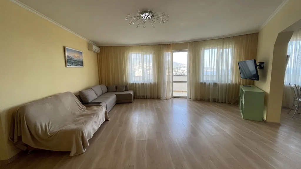 Квартира трёхкомнатная на улице Таврической, 120 м², Ялта — фото 20