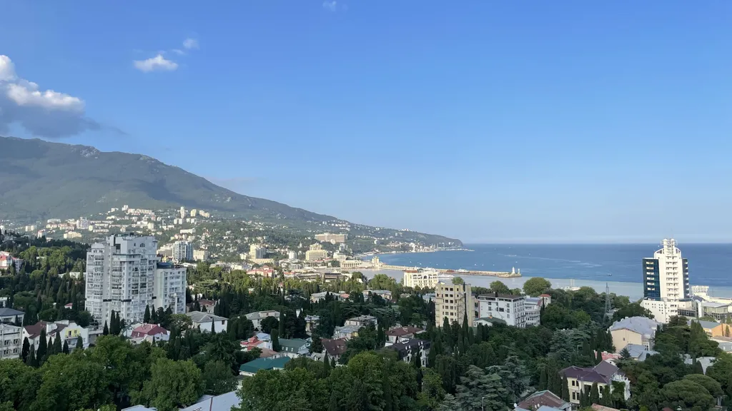 Квартира трёхкомнатная на улице Таврической, 120 м², Ялта — фото 6