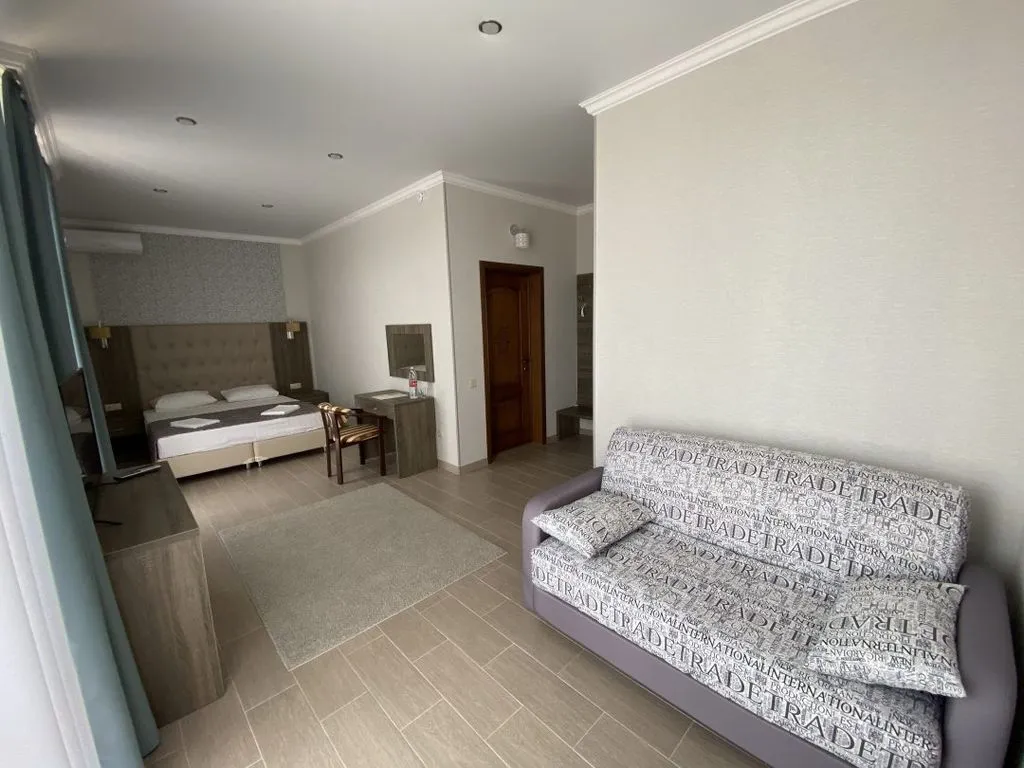 Трёхместный номер джуниор сюит с боковым видом на море