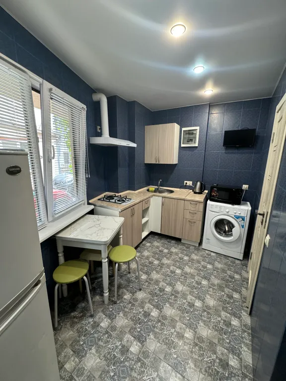 Квартира двухкомнатная на улице Красноармейской, 35 м², Алушта — кухня, фото 4