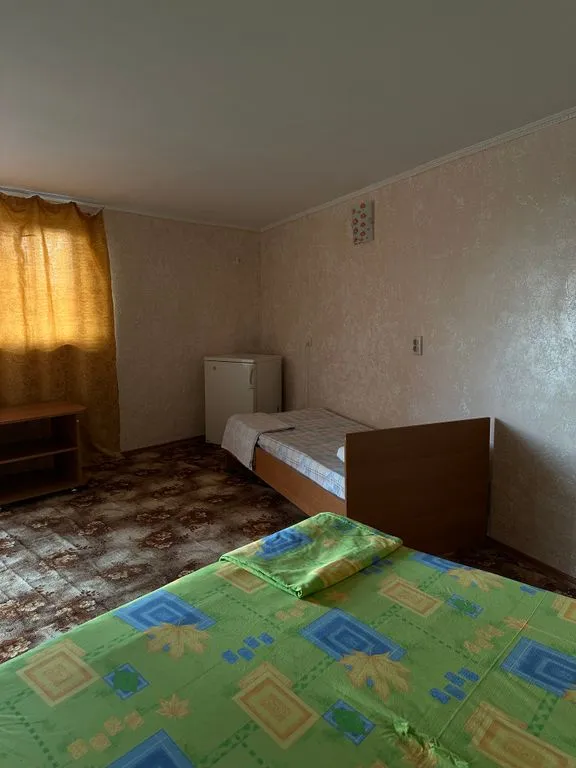 Трёхместный номер эконом — вид из окна