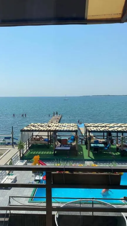 Семейный номер двухкомнатный с балконом с видом на море — вид из окна