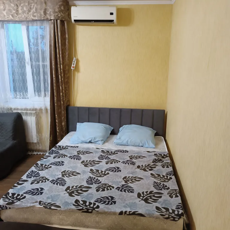 Квартира однокомнатная на улице Октябрьской, 30 м², Краснодар — спальня, фото 5
