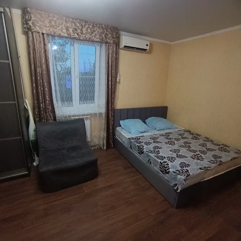 Квартира однокомнатная на улице Октябрьской, 30 м², Краснодар — спальня, фото 6