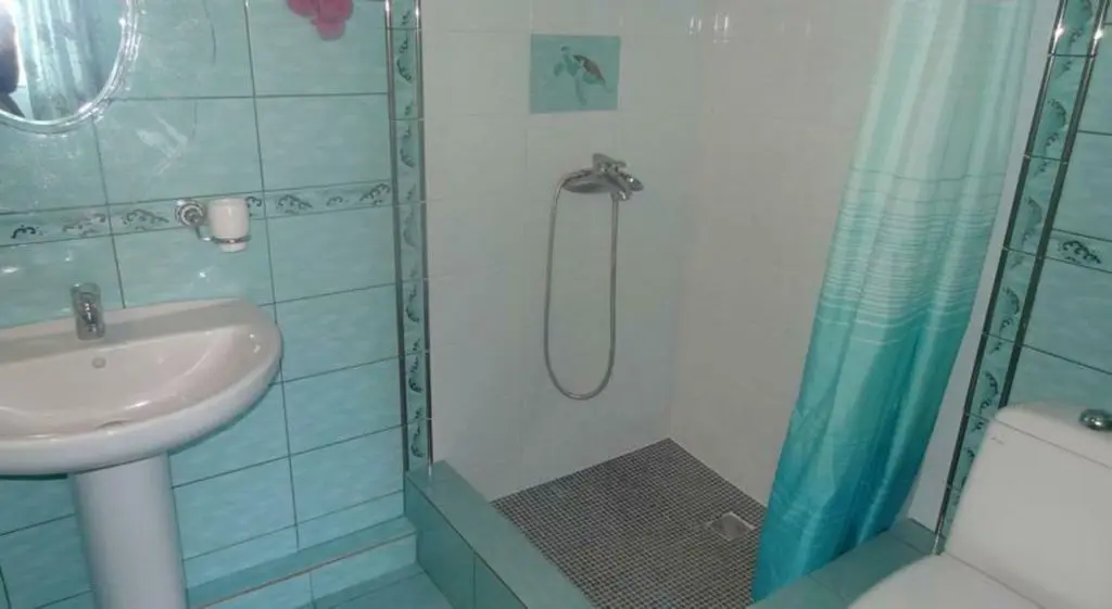 Четырёхместный номер улучшенный с видом на море — ванная комната