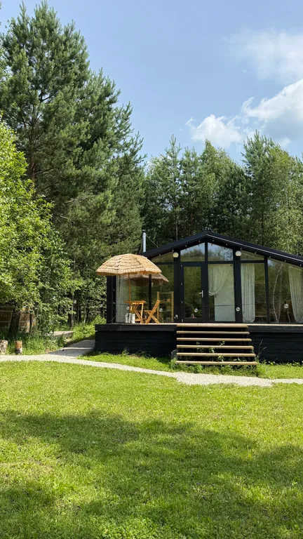 Уютный домик в лесу с горячим чаном