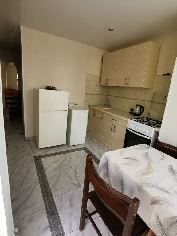 Квартира двухкомнатная на проспекте 40 лет Октября, 52 м², Пятигорск — кухня, фото 3