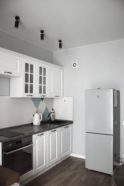 Квартира однокомнатная на улице Фармана Салманова, 36 м², Тюмень — кухня