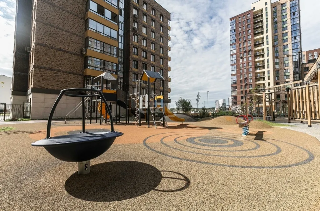 Квартира однокомнатная на улице Фармана Салманова, 36 м², Тюмень — двор