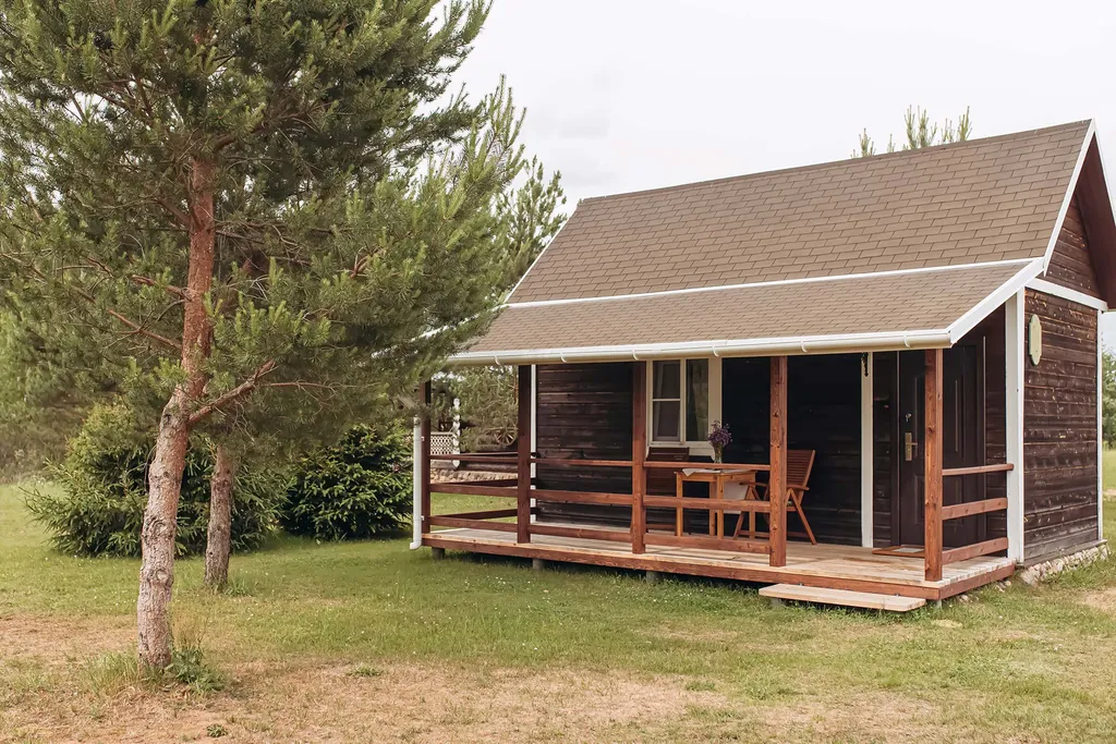 Дом уютный с террасой на берегу реки