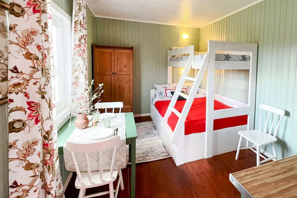 Дом уютный с террасой на берегу реки