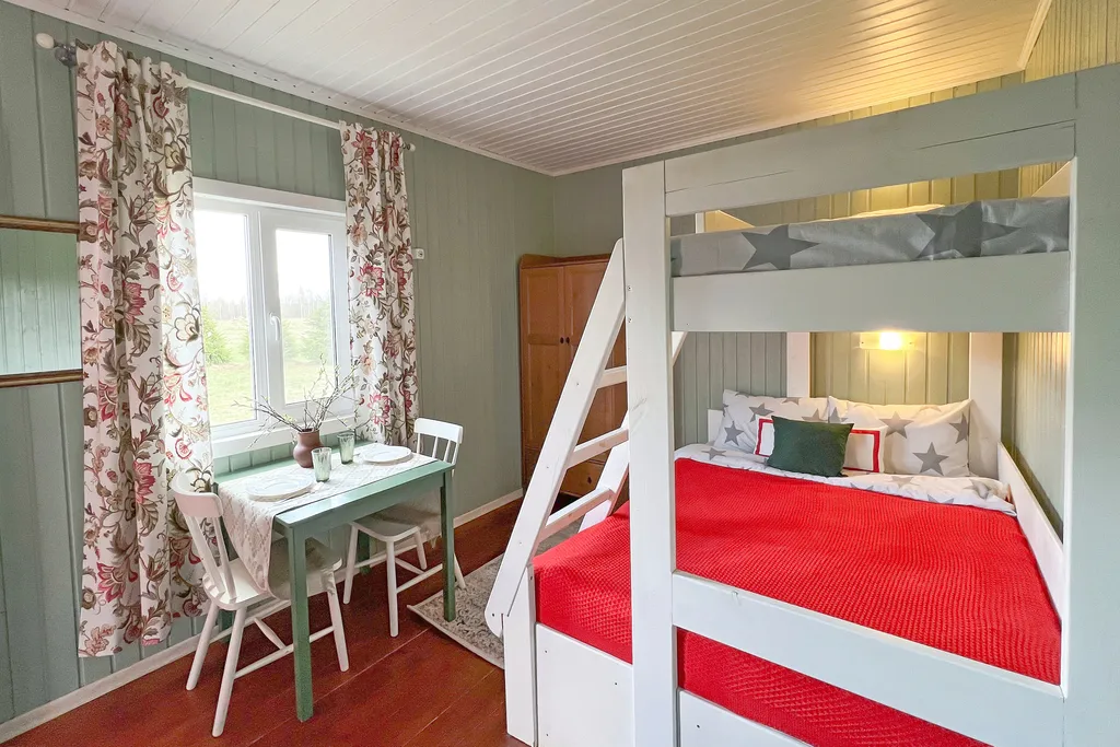 Дом уютный с террасой на берегу реки