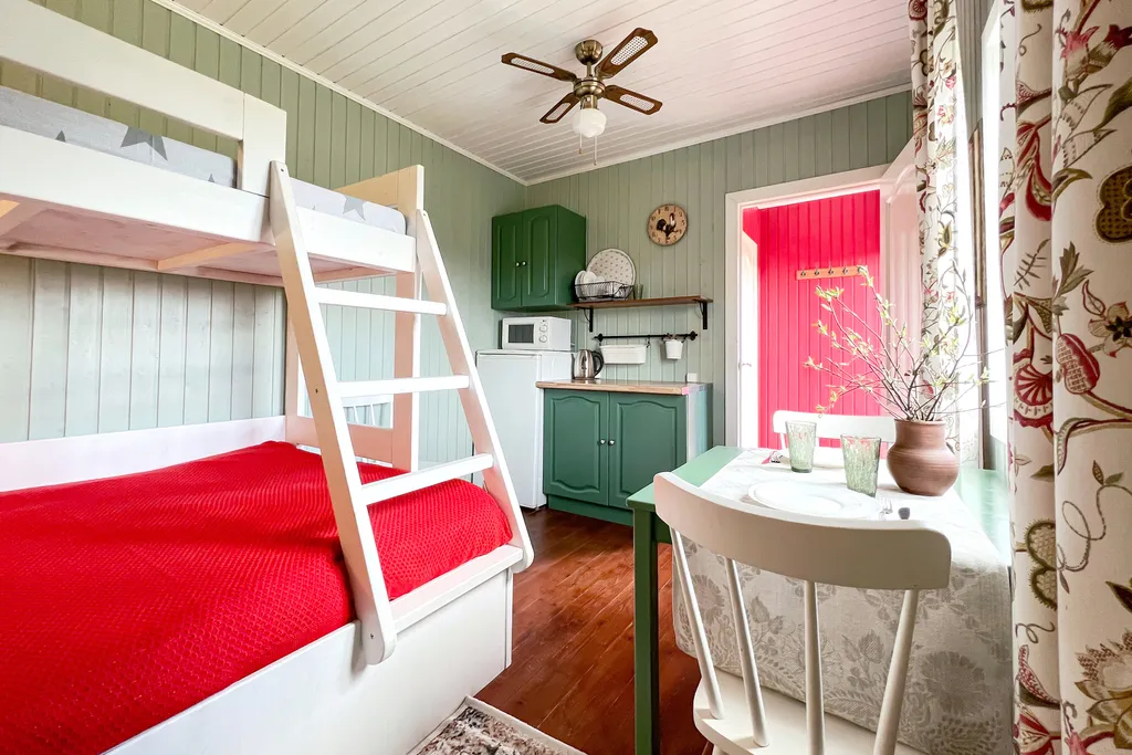 Дом уютный с террасой на берегу реки