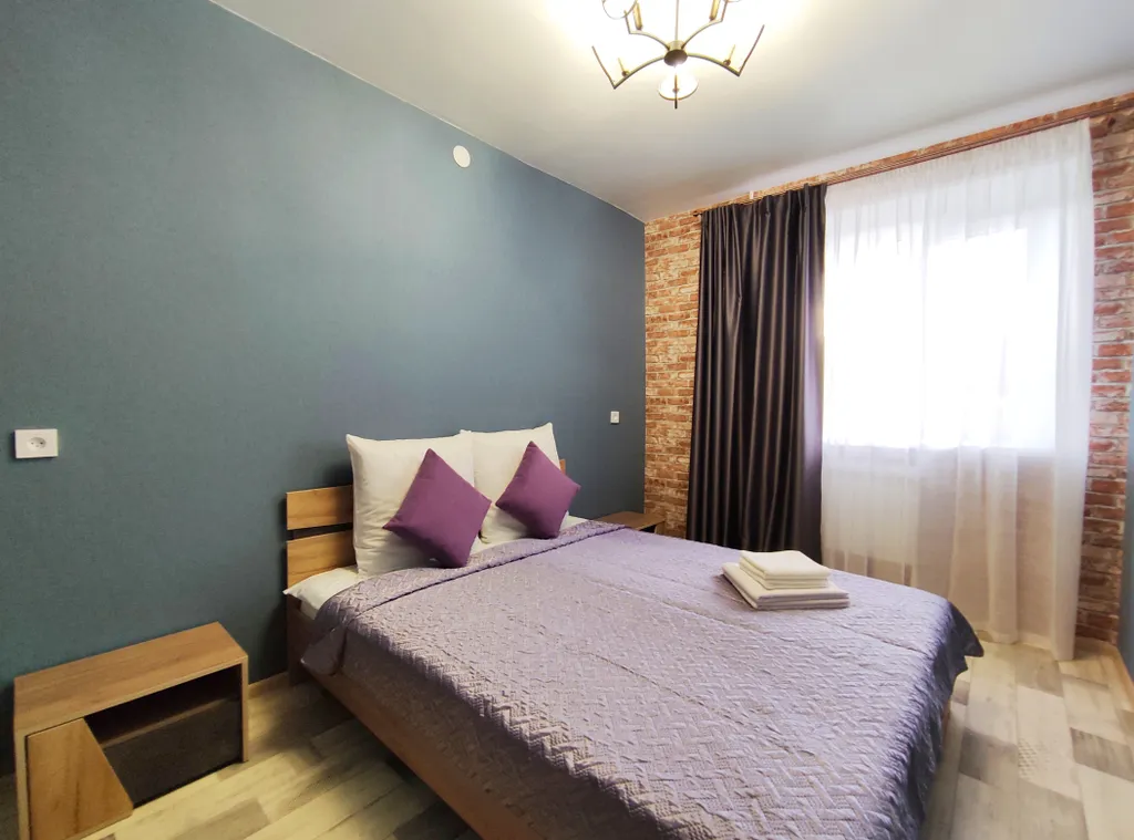 Квартира двухкомнатная на улице Республики, 48 м², Тюмень — спальня, фото 10