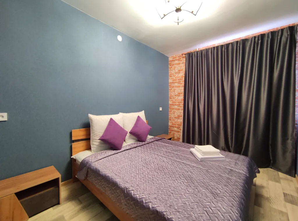 Квартира двухкомнатная на улице Республики, 48 м², Тюмень — спальня, фото 12