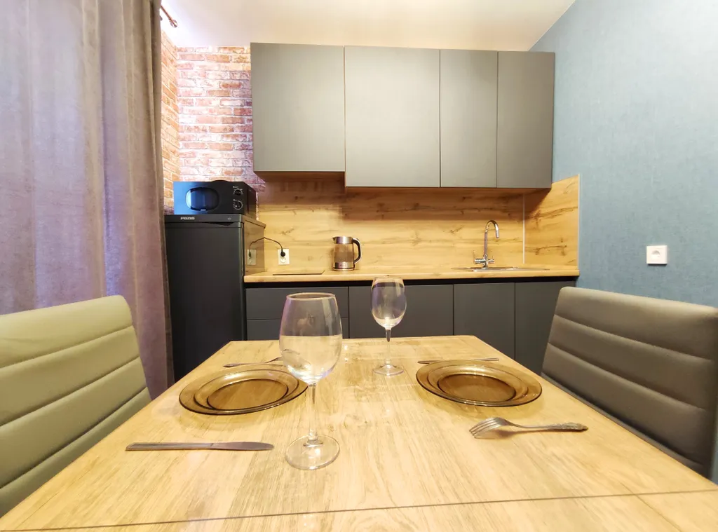 Квартира двухкомнатная на улице Республики, 48 м², Тюмень — кухня, фото 4
