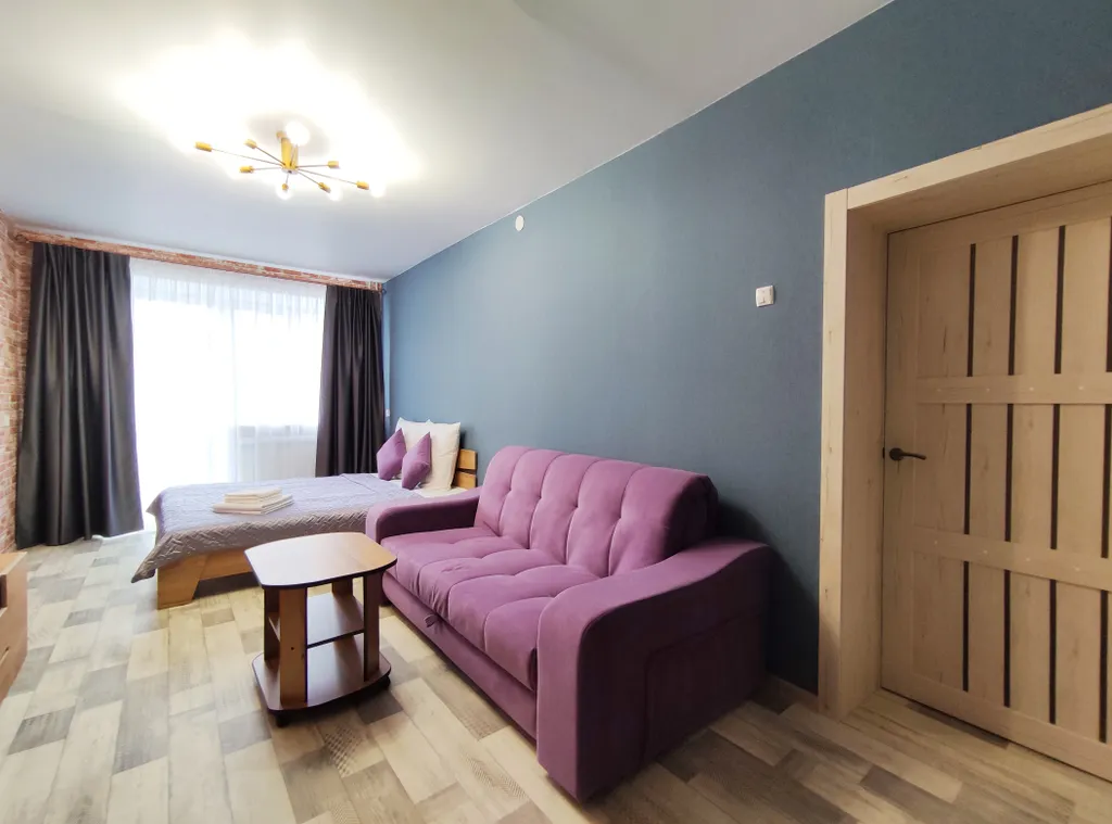 Квартира двухкомнатная на улице Республики, 48 м², Тюмень — спальня, фото 2