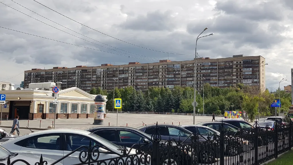Квартира двухкомнатная на улице Республики, 48 м², Тюмень — двор