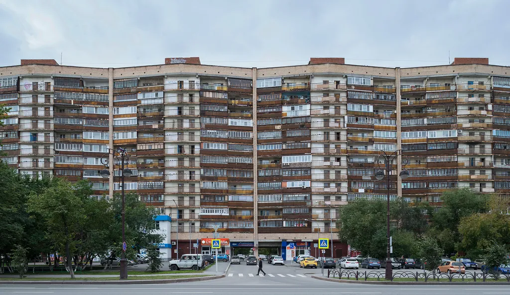 Квартира двухкомнатная на улице Республики, 48 м², Тюмень — двор, фото 3