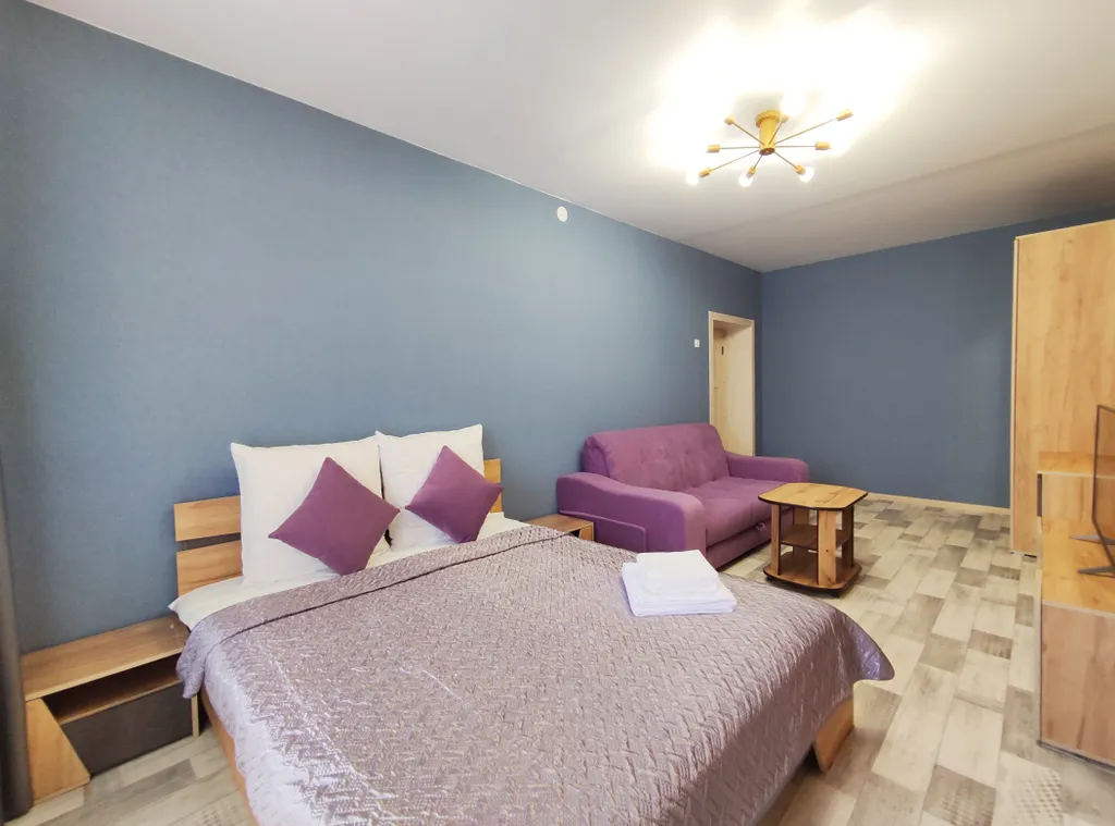 Квартира двухкомнатная на улице Республики, 48 м², Тюмень — спальня, фото 3